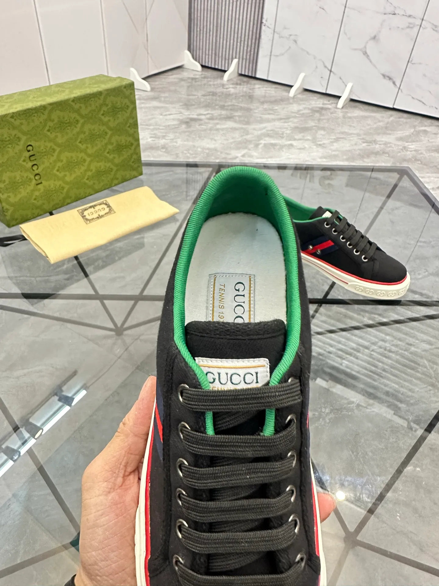 Men's shoes: 💰P360¥ Product trademark: Gucci* "Gucci*" low-cut casual shoes Regular size: 38-44 (can be customized to 45.46.) Product materials: Original material from the upper counter, breathable lining, original outsole. Number: 661